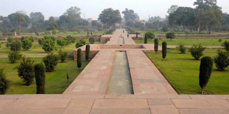 Private Agra Garden Walking Tour With Guide and Transport
