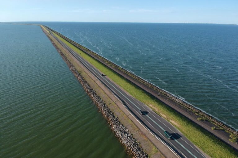 Private Day Trip to Giethoorn and the Afsluitdijk