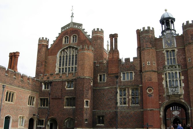 Private Full Day Tour of Windsor Castle and Hampton Court Palace From London