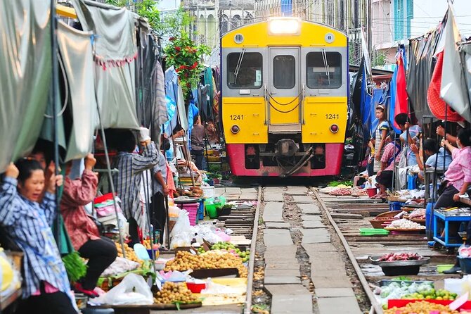 Private Guided Tour to Train Market and Damnoensaduak Floating Market