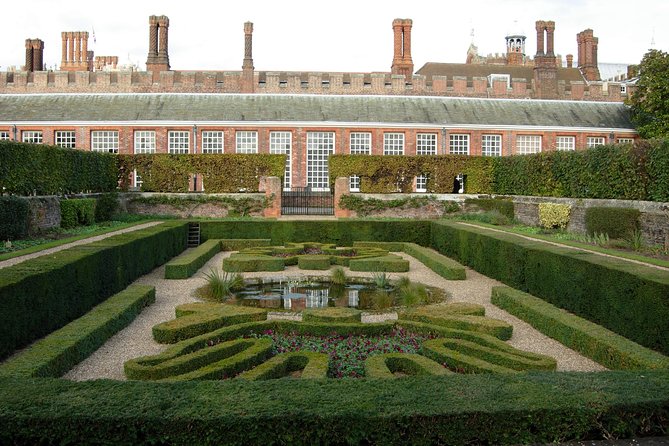 Private London Hampton Court Palace Tour by Private Vehicle
