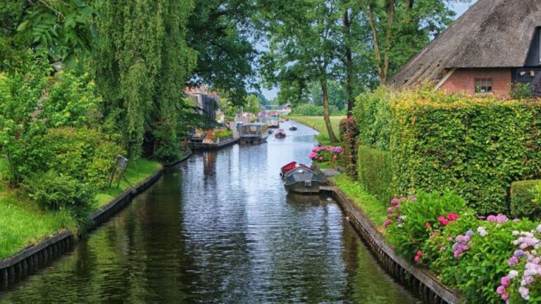 Private Sightseeing Tour to the Windmills & Giethoorn
