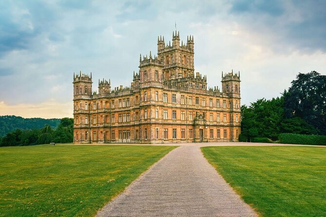 Private Tour to Stonehenge and Highclere Castle (Downton Abbey)