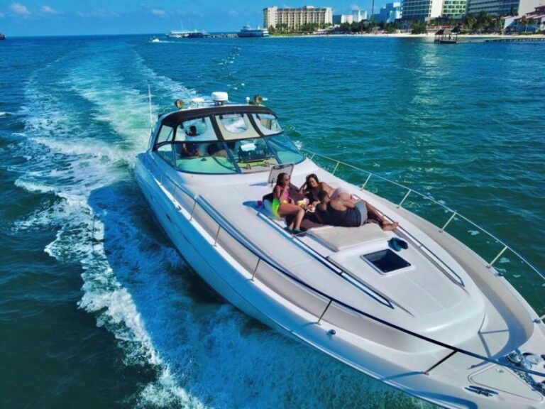 Private Yacht in Cancun for Maximun 15 People