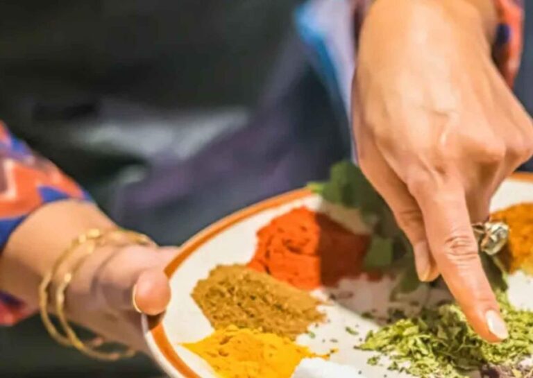 Pune: Traditional Cooking Classes & Dinner With Chef Family