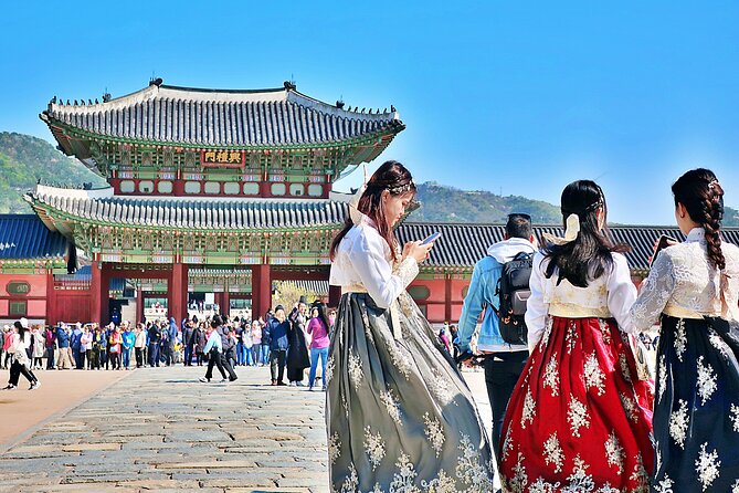 Royal Palace and Traditional Villages Wearing Hanbok Tour