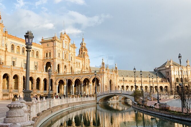 Seville : Private Custom Walking Tour With a Local Guide