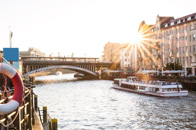 Skip-the-line Boat Cruise and Berlin’s Old Town Guided Tour