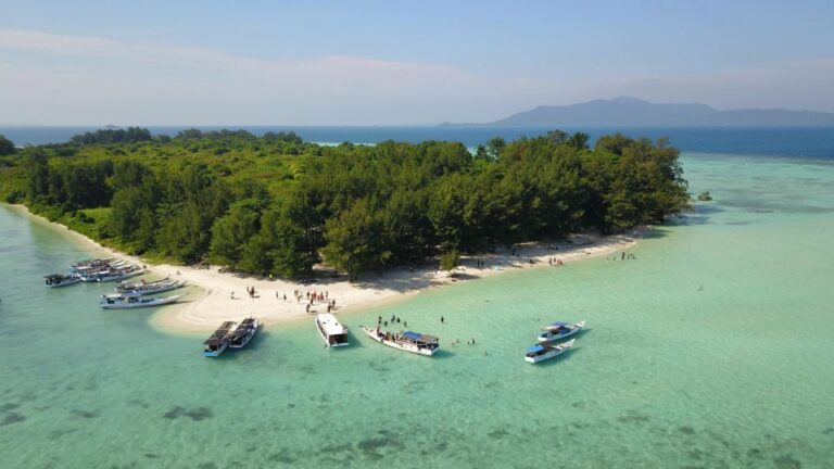 Snorkelling & Islandhopping Tour Karimunjawa (Sharing Tour)