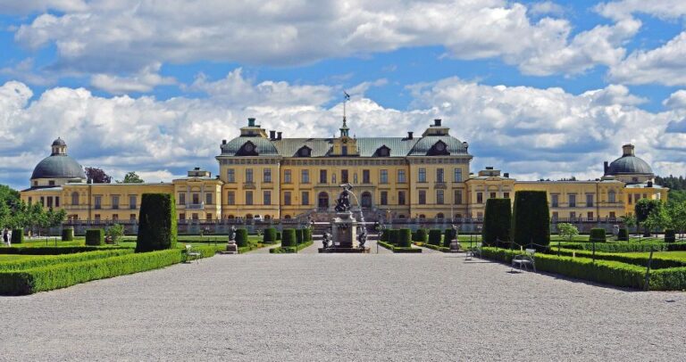 Stockholm: Self-Guided Mystery Tour by the Royal Palace