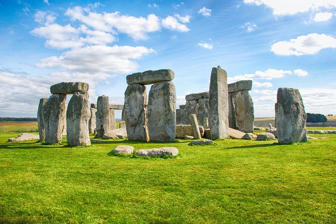 Stonehenge and Bath Day Tour From London