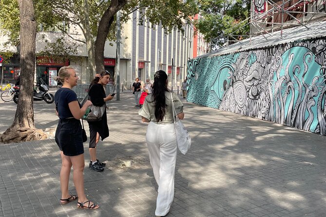 Street Art, Sculptures and Murders Walking Tour in Barcelona