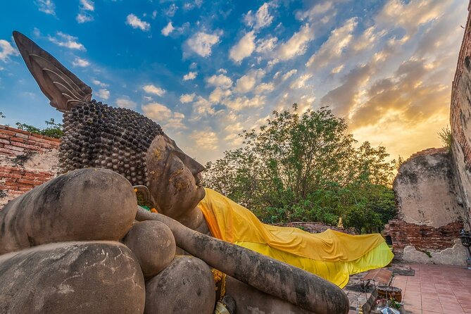 Sunset Selfie Boat Ride at Ayutthaya With a World Heritage Reside
