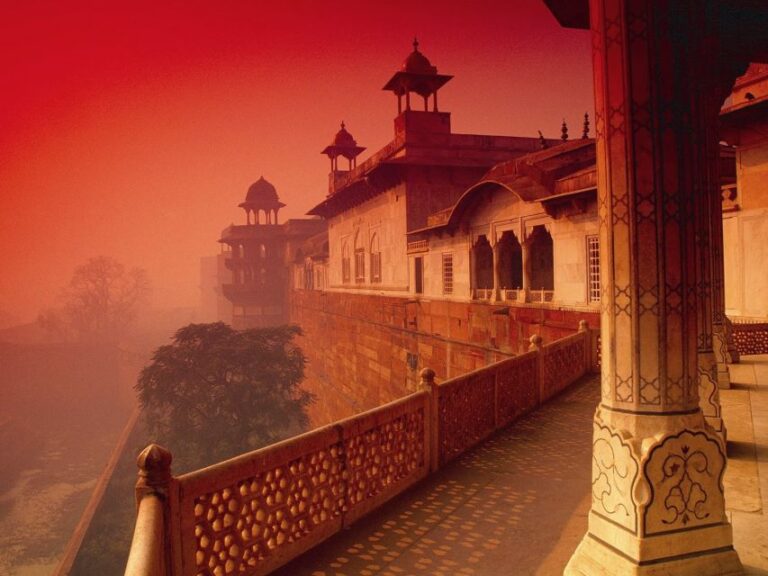 Taj Mahal Sunrise With Entrance – Guide – Meal – Transport
