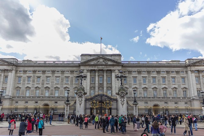 The Eye, Westminster, and Buckingham Palace: A Self-Guided Audio Tour of London