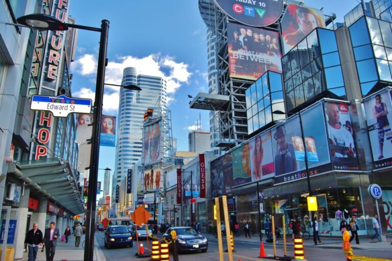 Toronto: Downtown and Highlights Walking Tour
