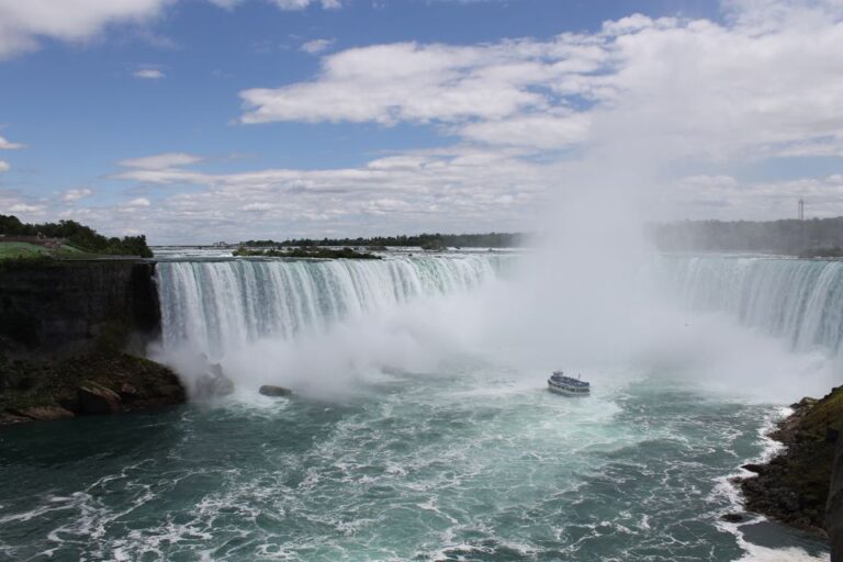 Toronto: Niagara Falls Day Trip With Wine Tasting & Transfer