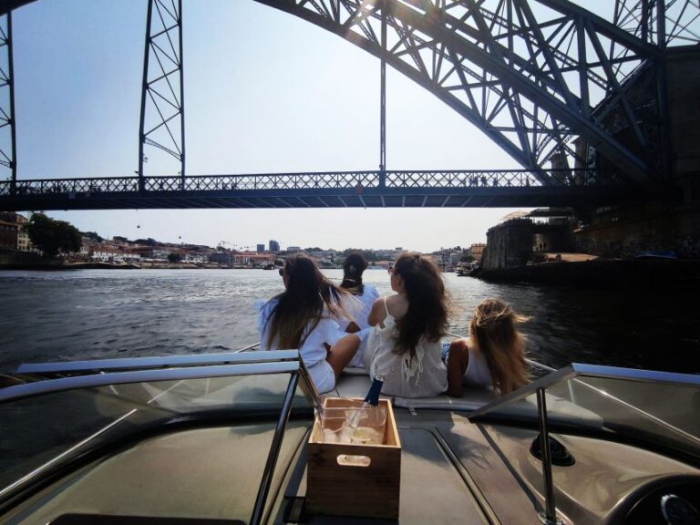 Tour of the 6 Bridges on a Private 1h30m Boat Ride