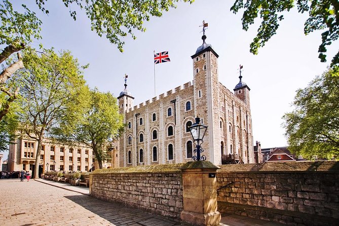 Tower of London With London Hop-On Hop-Off Tour and River Cruise