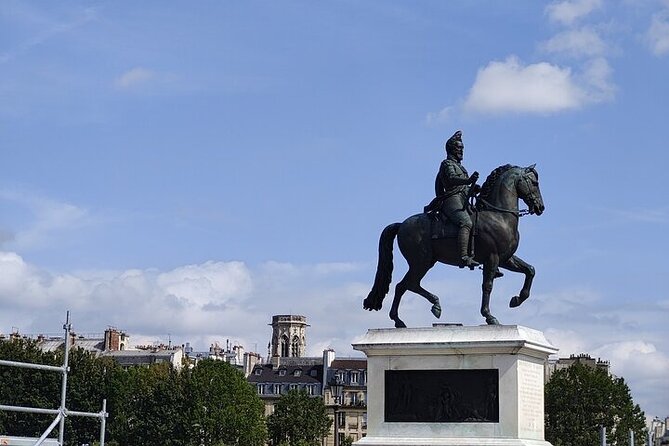 Two Hours Quick Private Tour of Paris With Hotel Pickup