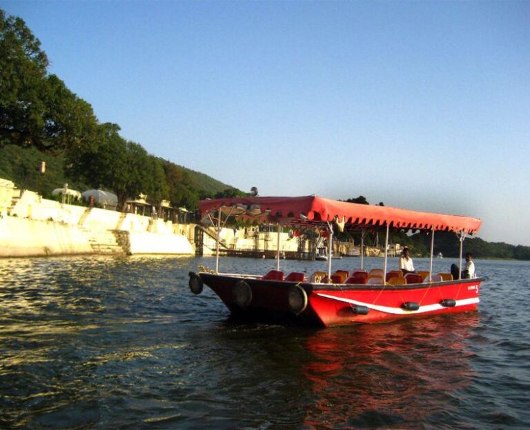 Udaipur: Evening Boat Ride With Puppet Show and Dinner
