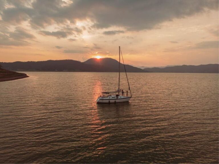 Valle De Bravo: Sailboat