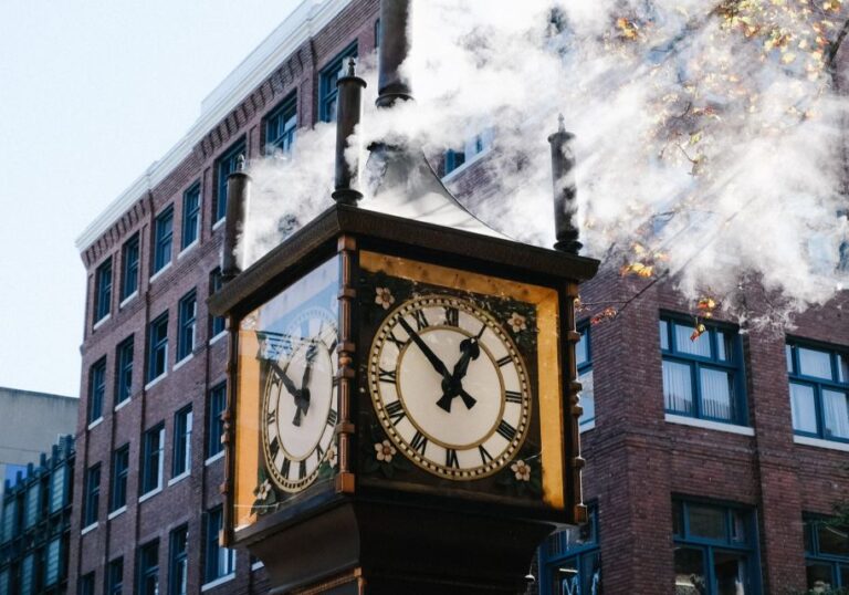 Vancouver: Gastown Scavenger Hunt and City Highlights Tour