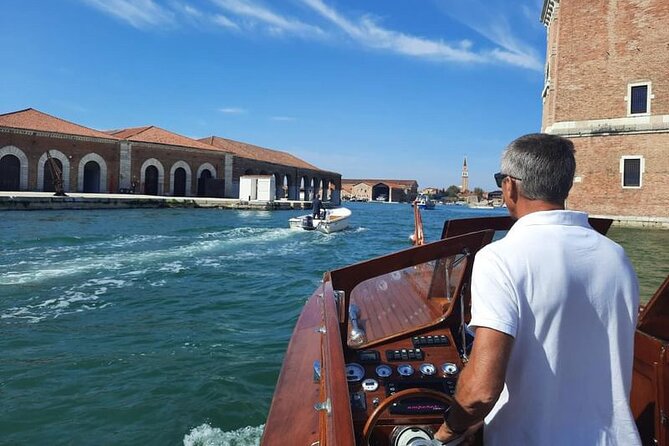 Venice: Classic Venetian Electric Boat Rental