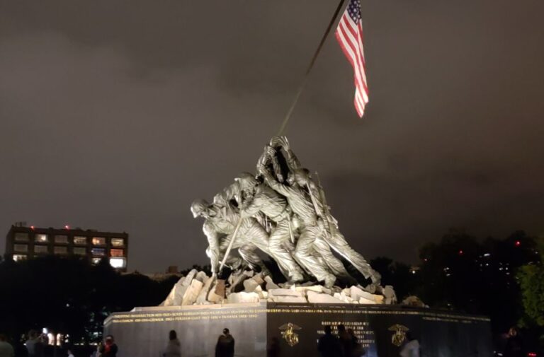 Washington DC: Monuments by Moonlight Nighttime Trolley Tour