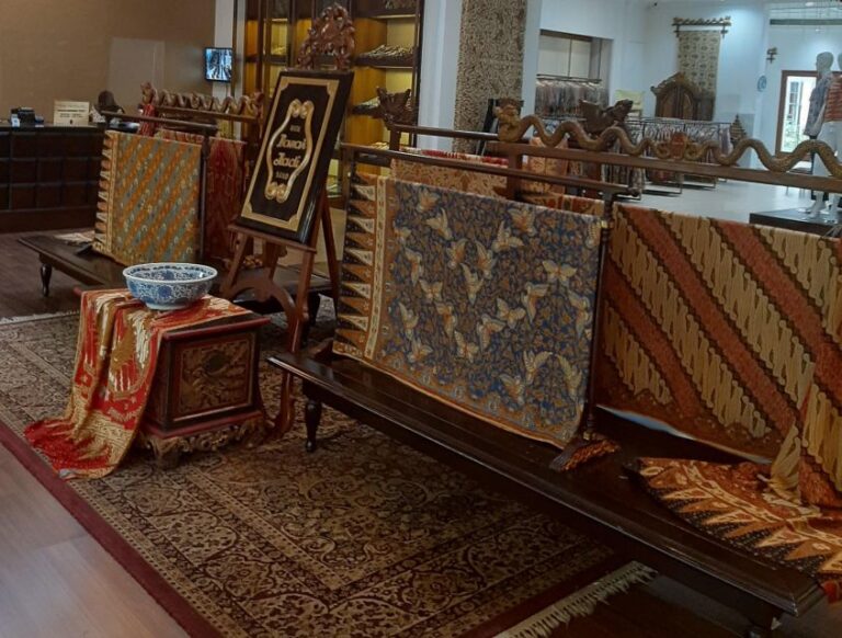 Yogyakarta: Candi Cetho, Sukuh, and Solo City Tour