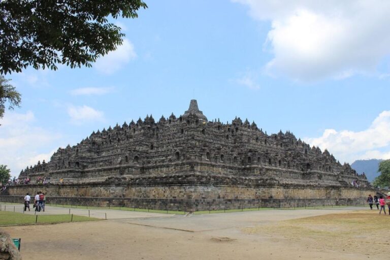 Yogyakarta: Guided Tour to Borobudur With Full Access