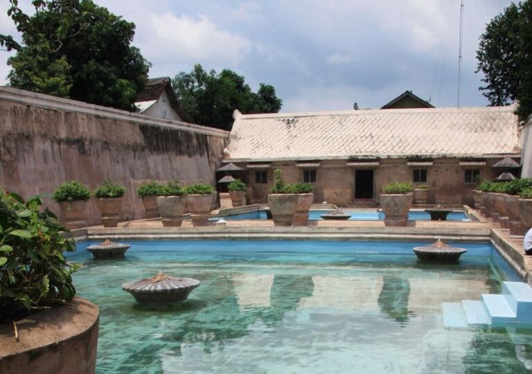 Yogyakarta: Morning Tour Prambanan Temple and Sultan Palace