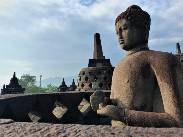 Yogyakarta : Sunrise at Punthuk Setumbu and Borobudur Temple