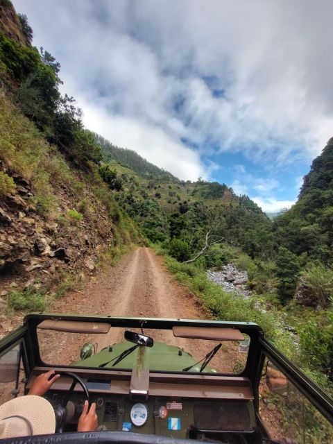 4 Hours Unique Classic Jeep Tour to Pico Do Arieiro, Madeira - Experience the Classic Jeep Ride