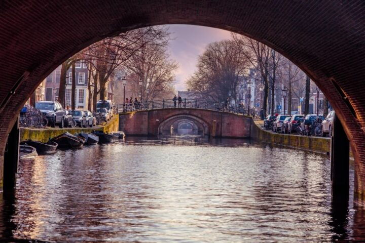 Amsterdam: Romantic Private Canal Tour and Prosecco & Snacks - Experience Highlights