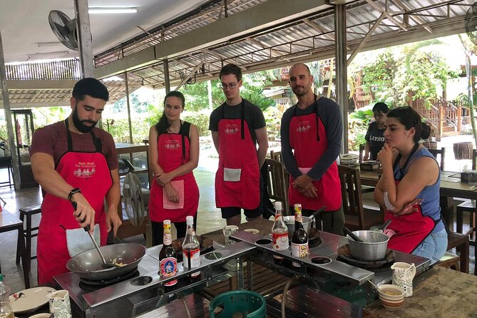 Authentic Thai Cooking Class and Farm Visit in Chiang Mai - Traveler Experience