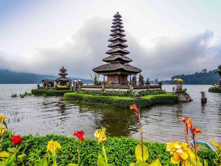 Bali: Lovina Beach Boat Ride & Ulun Danu Beratan Temple Tour - Tour Highlights