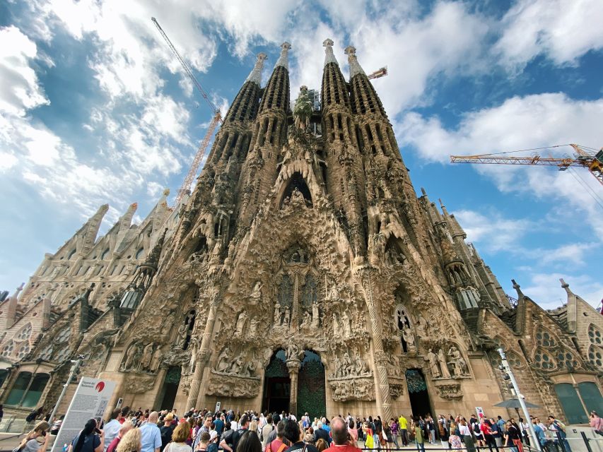 Barcelona: Fast Track Guided Tour of Sagrada Familia - Tour Experience