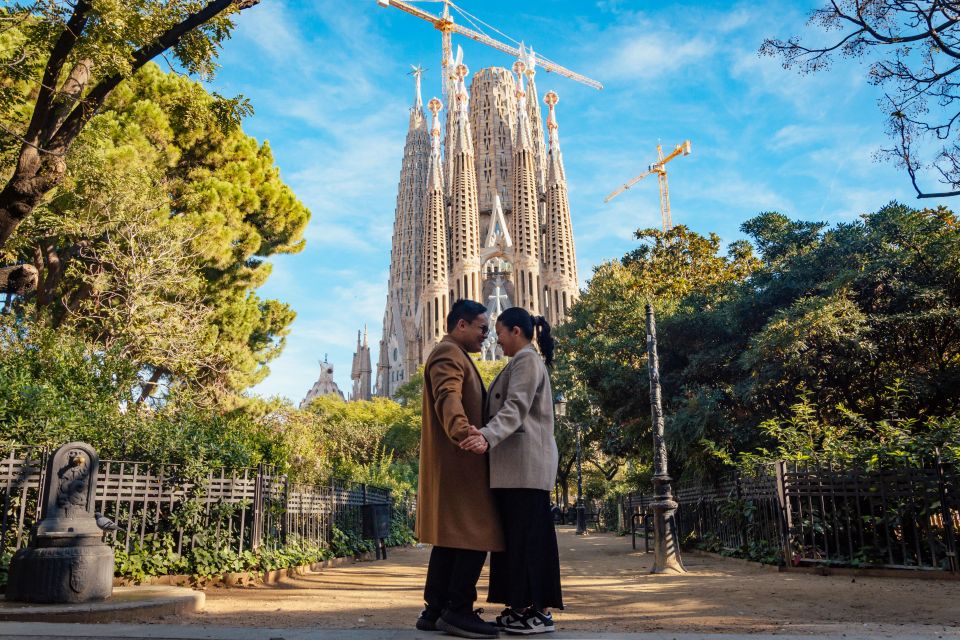 Barcelona: Romantic Photoshoot for Couples - Photography Experience