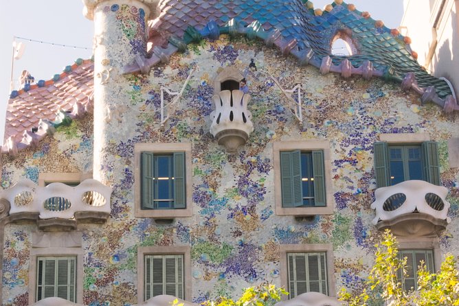 Barcelona Small-Group Modernism and Wine Tour - Itinerary Details