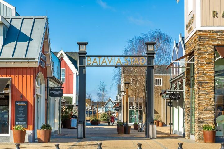 Batavia Stad Fashion Outlet: VIP Day Pass and Coffee & Treat - Experience