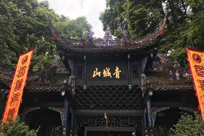 Chengdu Private Day Tour: Du Jiang Yan Panda Base and Qingcheng Mountain - Itinerary Overview