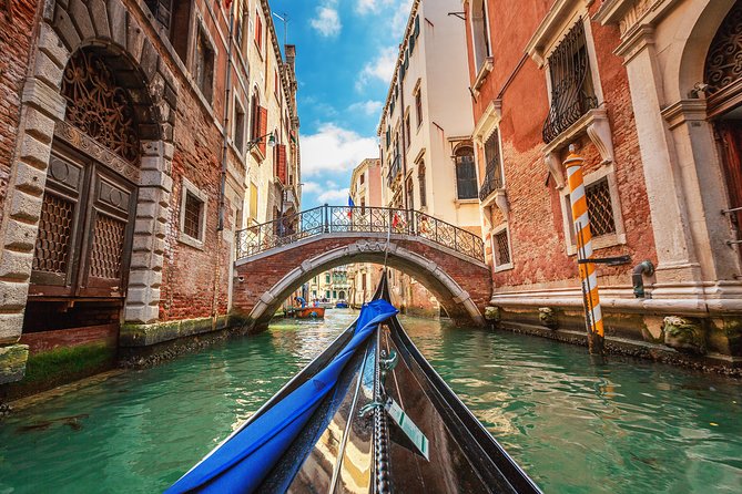 Classic 30-Minute Gondola Ride in Venice - Experience Highlights