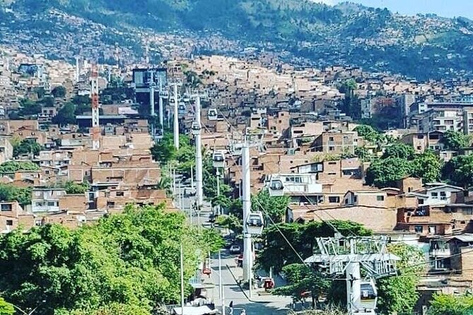 Comuna 13 Graffiti Tour With Metrocable - Neighborhood Navigation