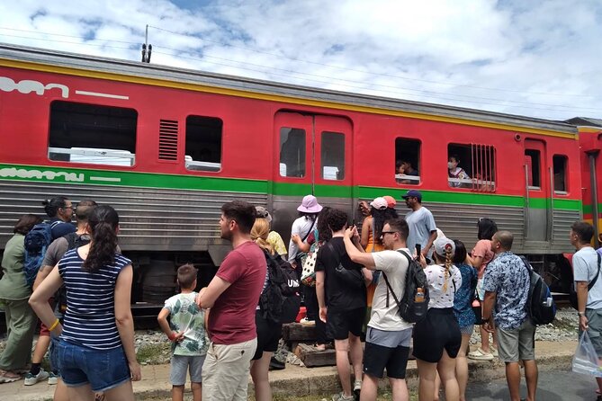 Damnoen Saduak Floating Market & Maeklong Railways From Bangkok - Traveler Interaction