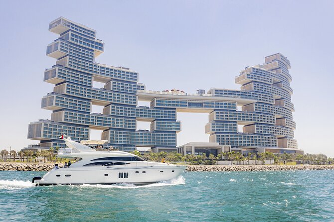 Dubai Luxury Yacht Tour With Live BBQ & Drinks - Yacht Amenities