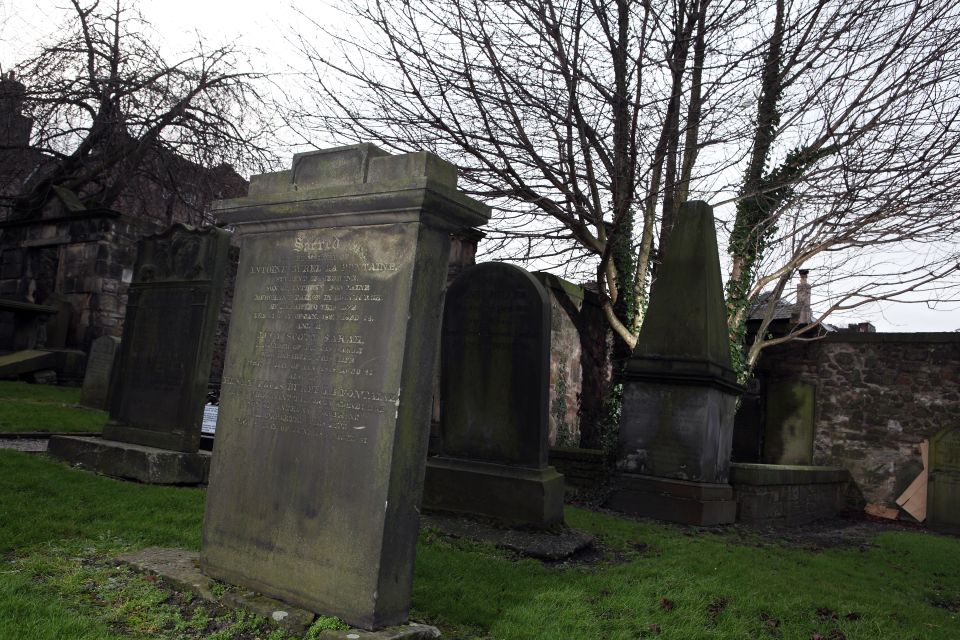 Edinburgh: Underground Vaults and Graveyard Evening Tour - Experience Highlights