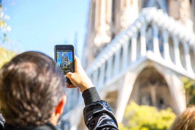 Fast Track: Sagrada Familia and Park Güell Guided Tour - Inclusions