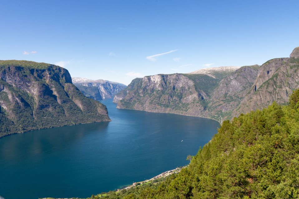 Flam: Spectacular Stegastein Viewpoint Tour With Shuttle Bus - Stegastein Viewpoint Guided Tour