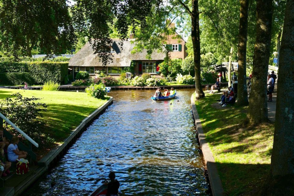 From Amsterdam: Private Tour to Giethoorn With Canal Cruise - Experience Highlights